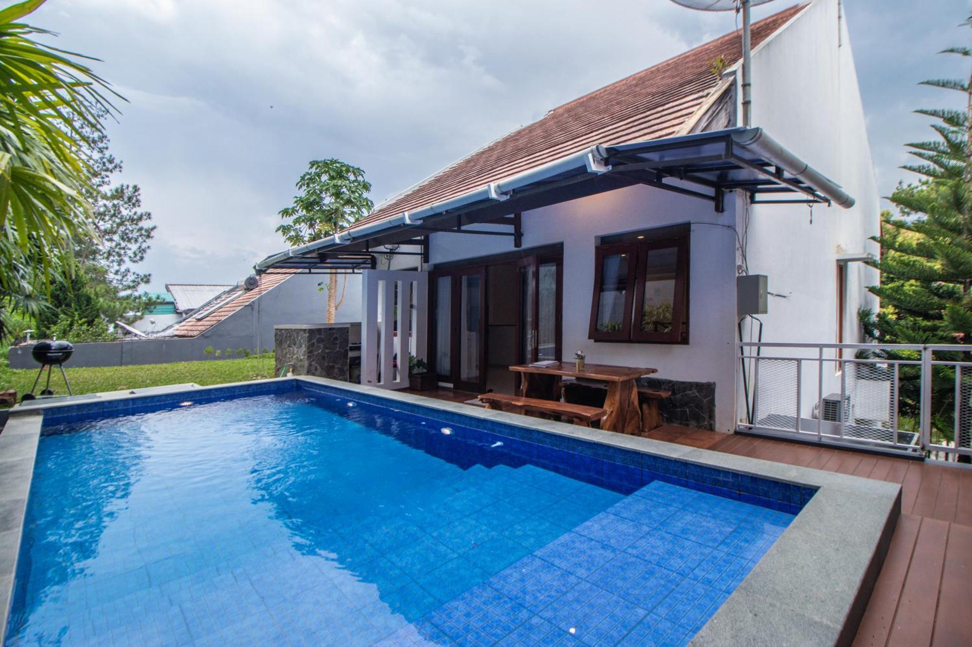 Villa Family Only With Private Pool & Hill View- De Reiz Dago Syariah 3br *