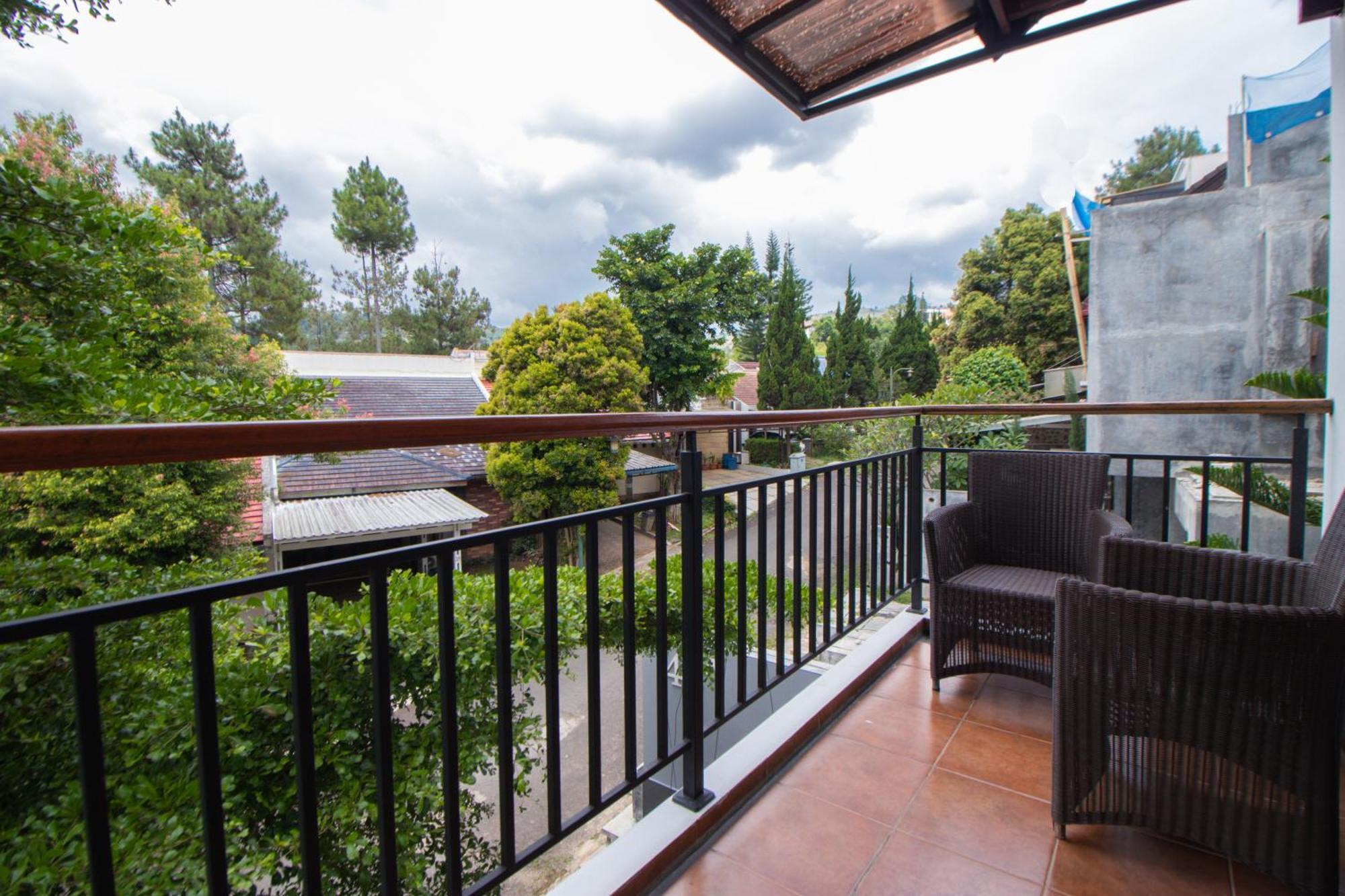 Villa Family Only With Private Pool & Hill View- De Reiz Dago Syariah 3br Bandung