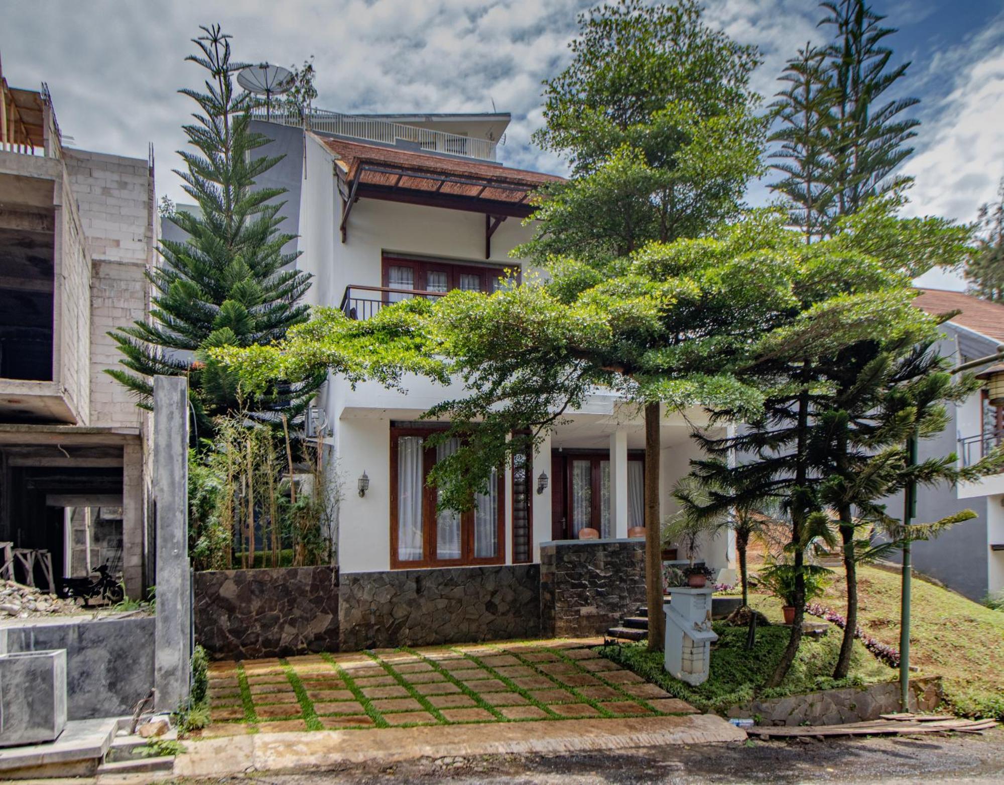 Villa Family Only With Private Pool & Hill View- De Reiz Dago Syariah 3br *